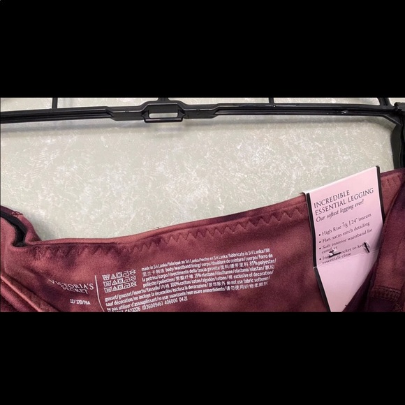 Victoria's Secret Incredible Essential Legging - Picture 6 of 7